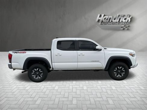 Used 2017 Toyota Tacoma TRD Off-Road w/ Tow Package (A/T) AWD/4WD image 10