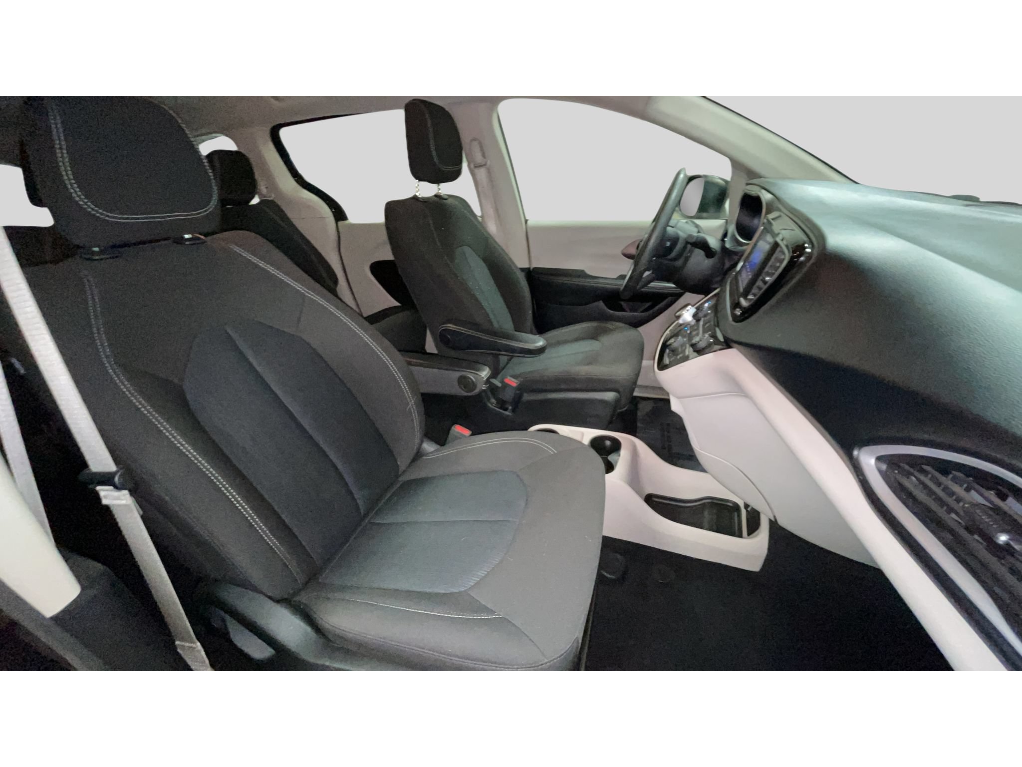 Used 2021 Chrysler Voyager L FWD image 19