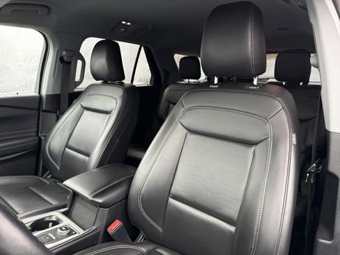 Used 2023 Ford Explorer XLT w/ Equipment Group 202A image 9