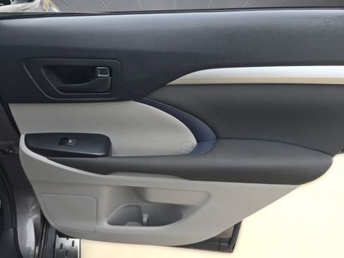 Used 2017 Toyota Highlander LE image 19