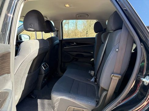 Used 2019 Kia Sorento S image 34