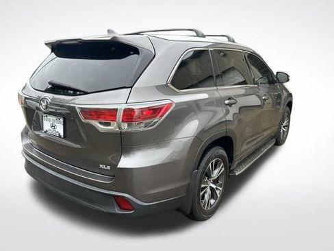 Used 2016 Toyota Highlander XLE FWD image 3