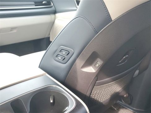 Certified 2025 Kia Carnival EX image 11