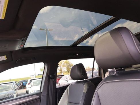 Used 2022 Volkswagen Tiguan SE R-Line image 8