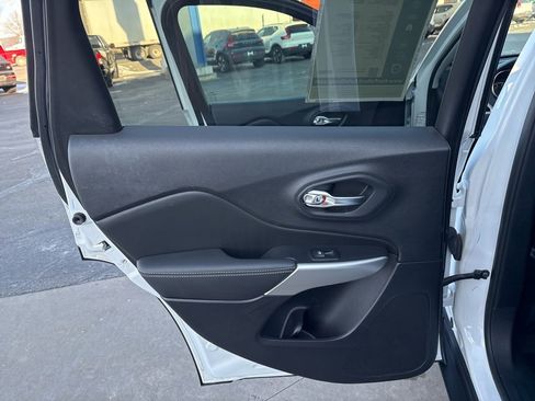 Used 2022 Jeep Cherokee Latitude w/ Sun & Sound Group image 34