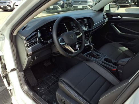 Certified 2022 Volkswagen Jetta SE image 18