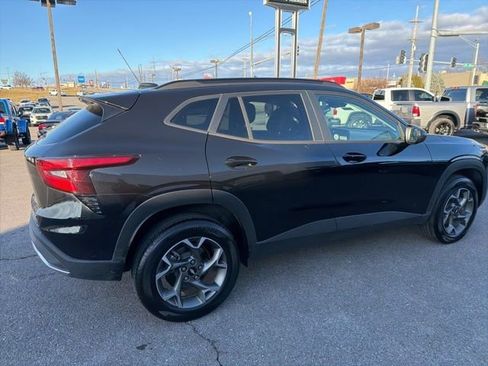 Used 2025 Chevrolet Trax LT w/ LT Convenience Package image 11