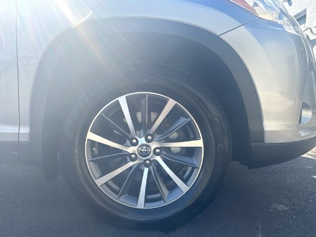 Used 2019 Toyota Highlander XLE AWD/4WD image 13