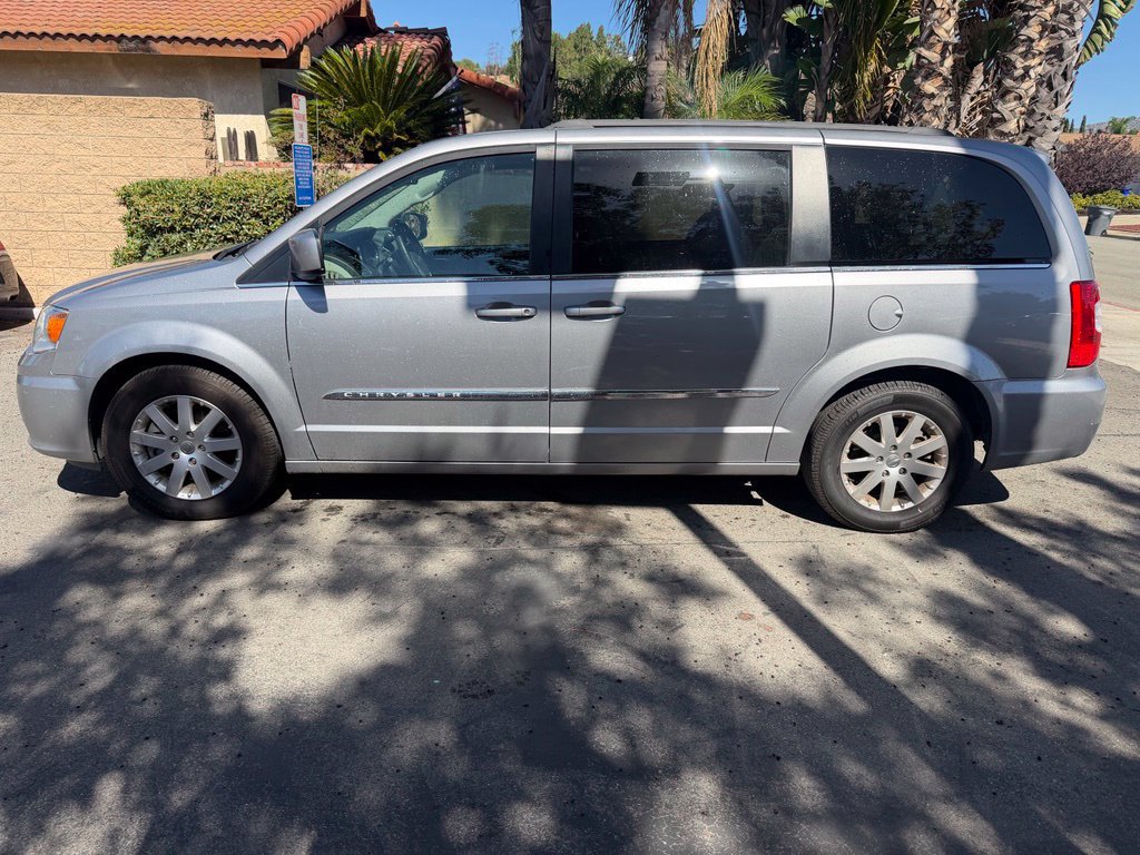 Used 2016 Chrysler Town & Country Touring FWD image 9