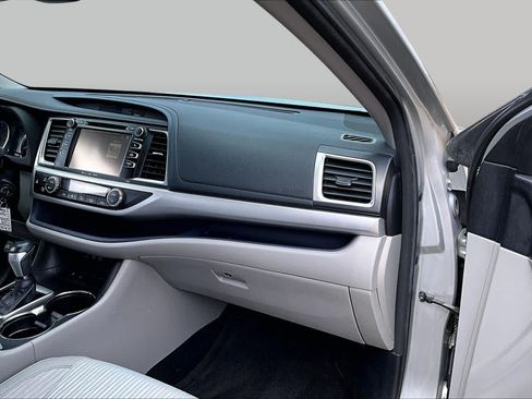 Used 2018 Toyota Highlander Plus FWD image 17