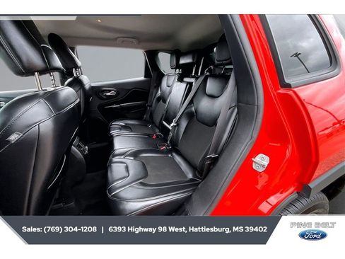 Used 2021 Jeep Cherokee Latitude Plus AWD/4WD image 19