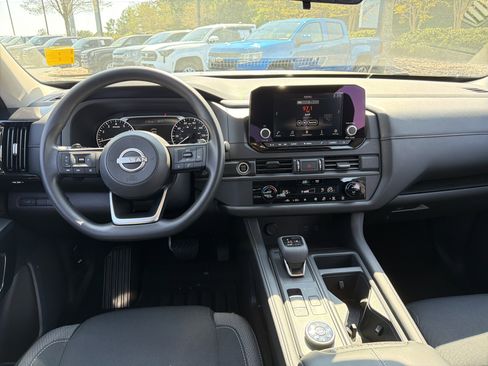 Used 2024 Nissan Pathfinder S AWD/4WD image 23