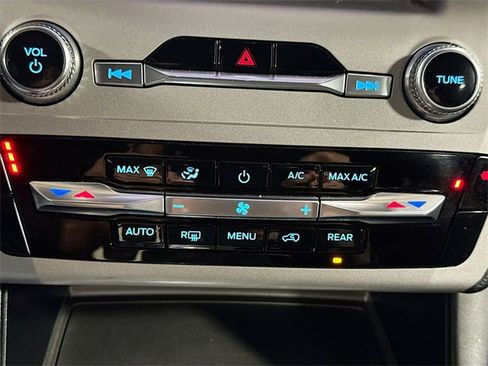 Used 2022 Ford Explorer XLT image 15