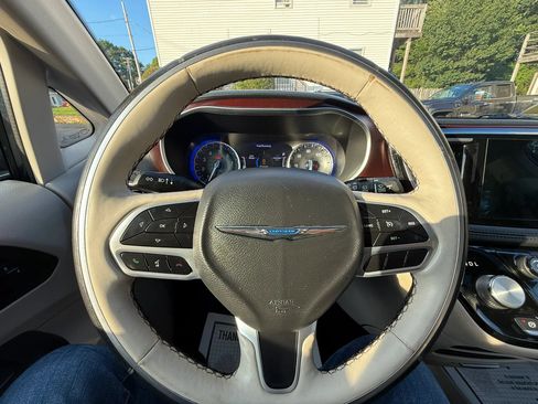Used 2020 Chrysler Pacifica Limited FWD image 15