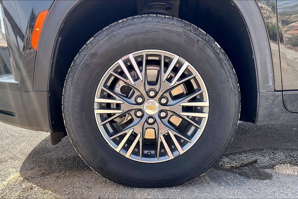 Used 2025 Chevrolet Traverse LT FWD image 9
