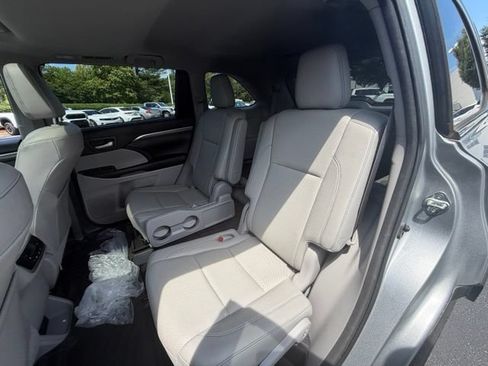 Used 2018 Toyota Highlander Limited FWD image 12