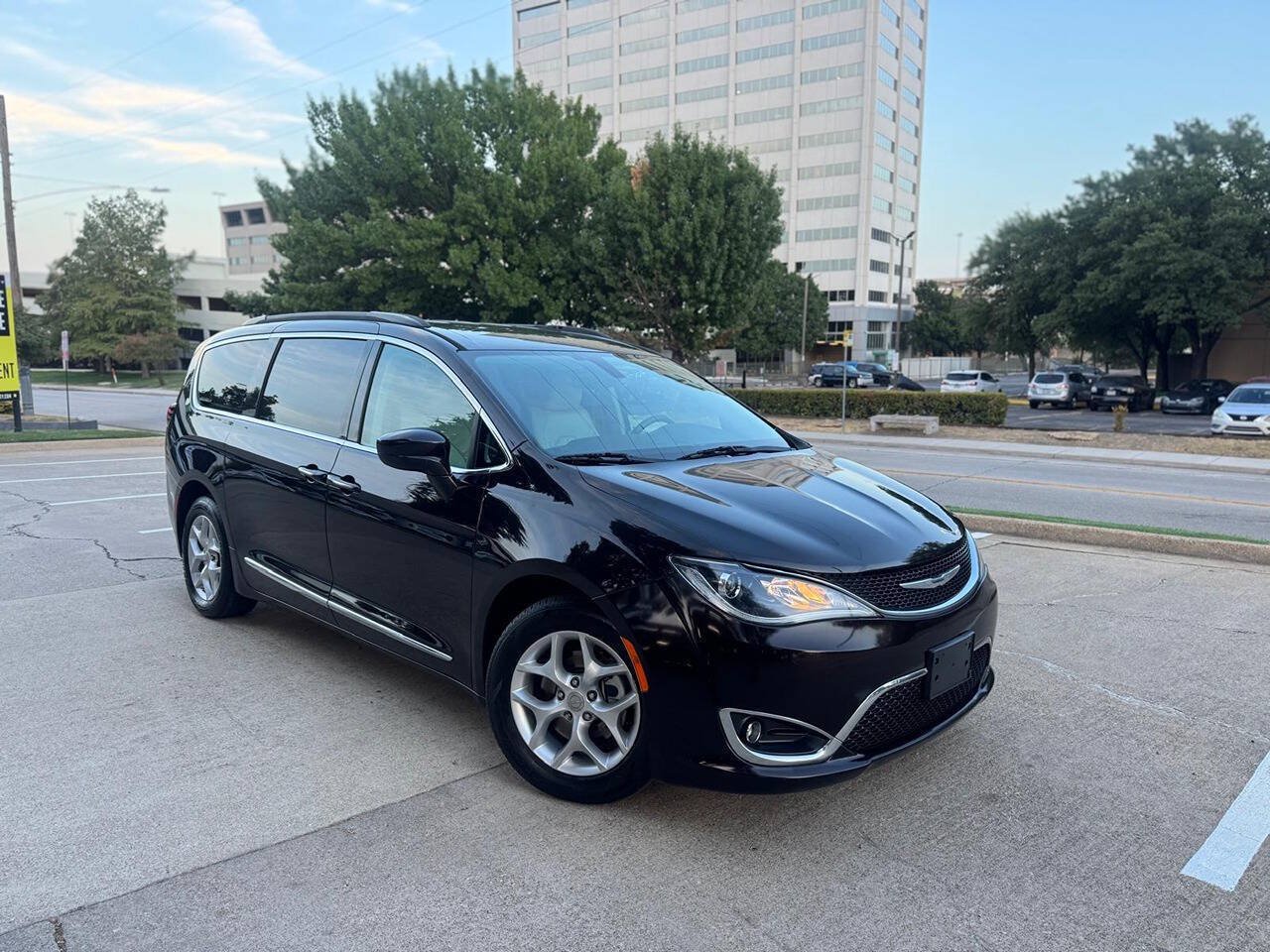 Used 2017 Chrysler Pacifica Touring-L w/ Tire & Wheel Group FWD image 2