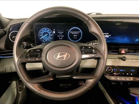 Used 2025 Hyundai Elantra Limited FWD image 5