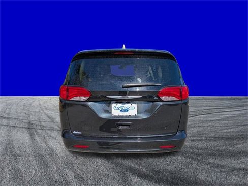 Used 2023 Chrysler Voyager LX image 5