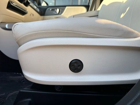 Used 2023 Mercedes-Benz GLB 250 4MATIC w/ Premium Package image 20