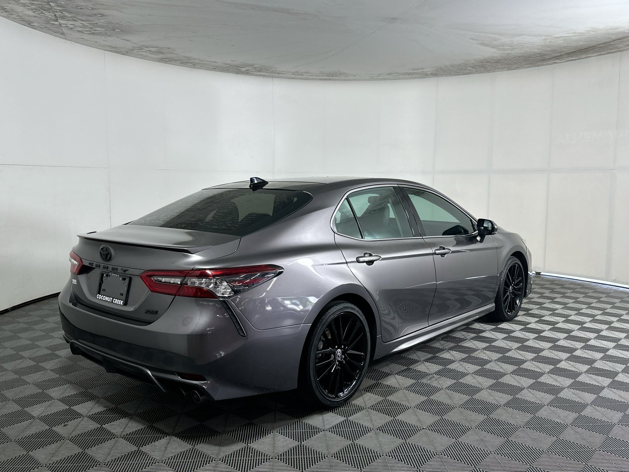 Used 2022 Toyota Camry XSE FWD image 3