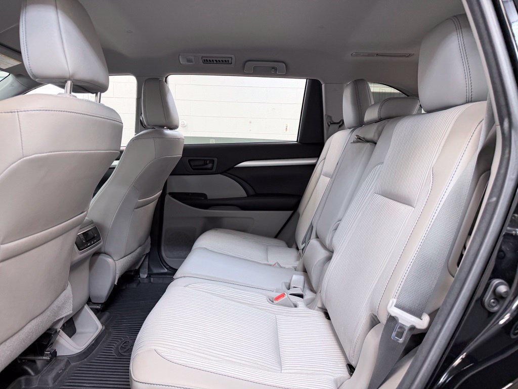 Used 2018 Toyota Highlander Plus AWD/4WD image 21