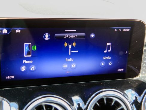 Used 2025 Mercedes-Benz GLB 250 4MATIC image 5