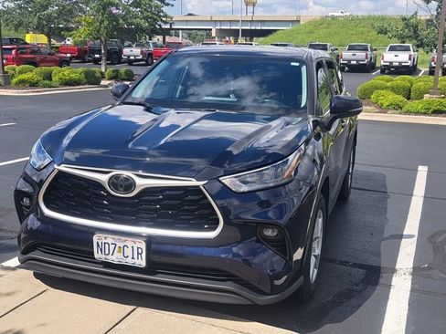 Used 2020 Toyota Highlander LE AWD/4WD image 2