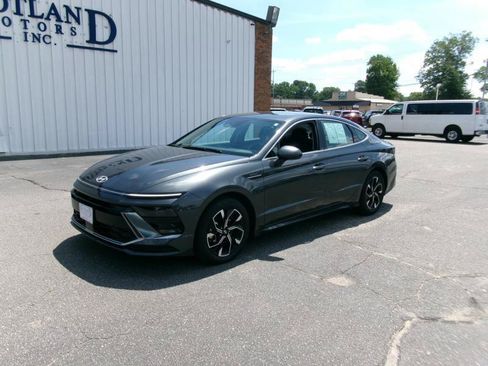 Used 2025 Hyundai Sonata SEL FWD image 2