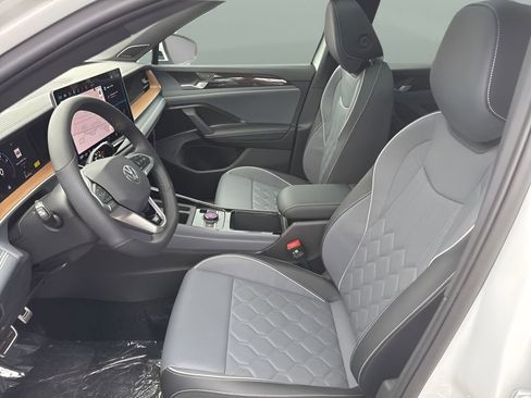 New 2026 Volkswagen Tiguan SEL R-Line AWD/4WD image 9