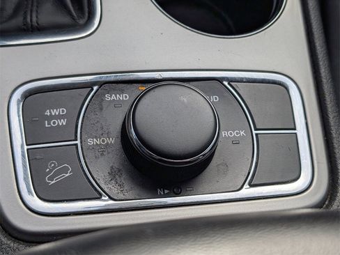 Used 2022 Jeep Grand Cherokee Laredo X image 21