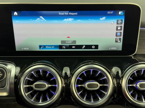 Used 2020 Mercedes-Benz GLB 250 4MATIC w/ AMG Line image 25