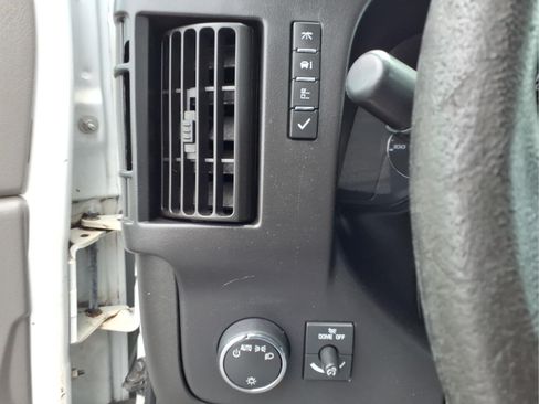 Used 2015 Chevrolet Express 2500 RWD image 17