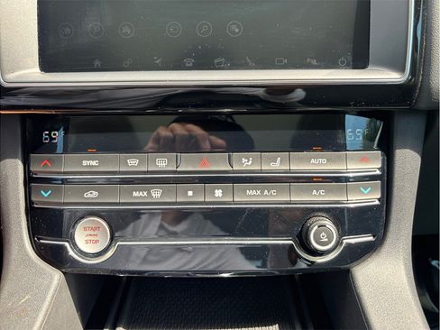 Used 2020 Jaguar F-PACE Premium AWD/4WD image 34