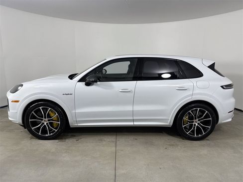New 2025 Porsche Cayenne Turbo image 2