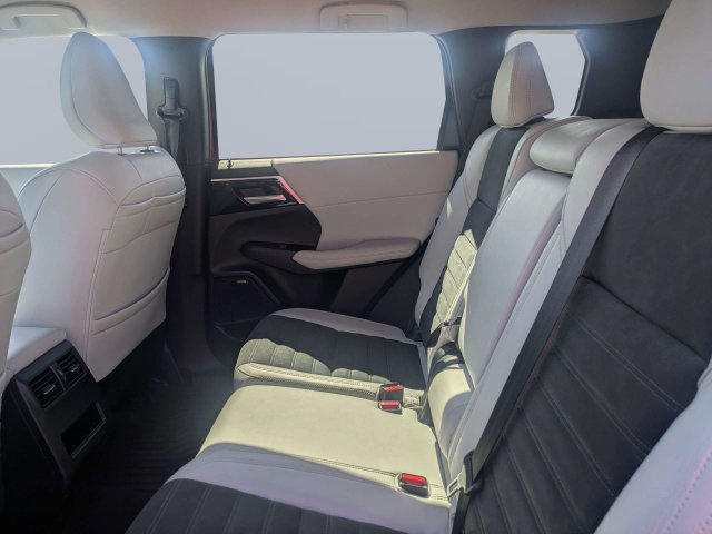 Used 2025 Mitsubishi Outlander SE FWD image 14