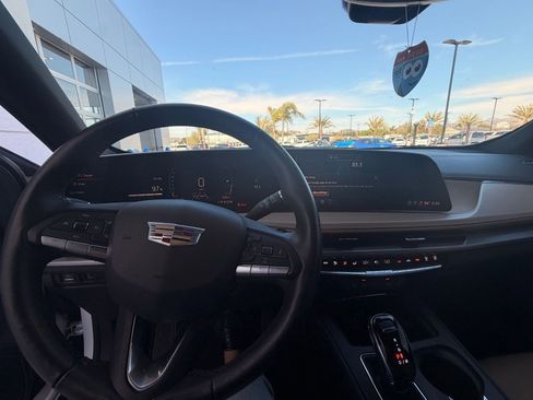 Used 2024 Cadillac XT4 Luxury w/ Cold Weather Package image 9