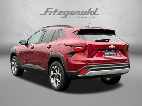 Used 2025 Chevrolet Trax LT FWD image 9