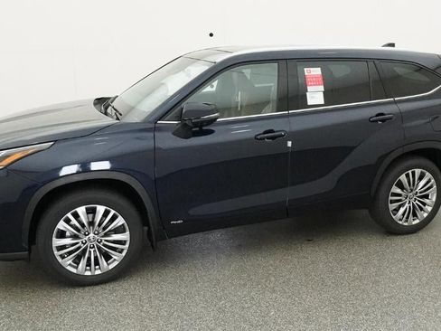 New 2026 Toyota Highlander Platinum image 2