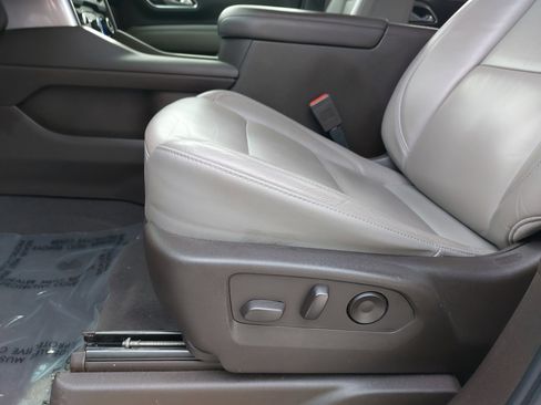 Used 2021 Chevrolet Tahoe LT w/ LT Signature Package image 29