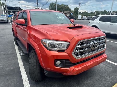 Used 2017 Toyota Tacoma TRD Sport w/ Tow Package (A/T) AWD/4WD image 1