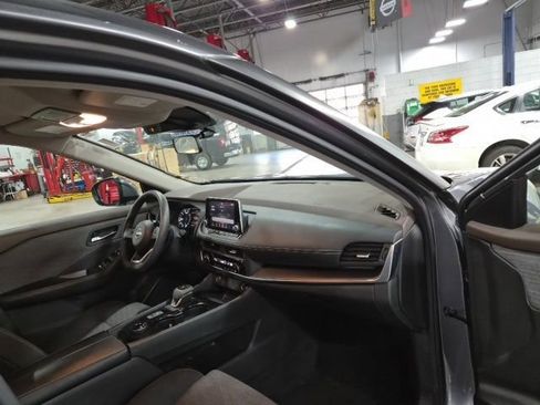 Used 2023 Nissan Rogue SV image 11