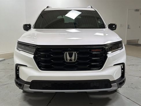 Used 2025 Honda Pilot TrailSport image 2