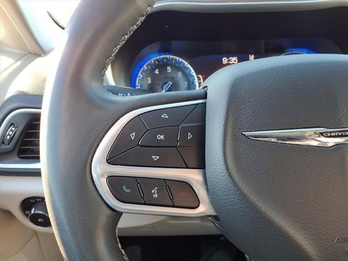 Certified 2023 Chrysler Pacifica Touring-L image 18