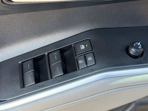 Used 2025 Toyota Highlander XLE AWD/4WD image 14
