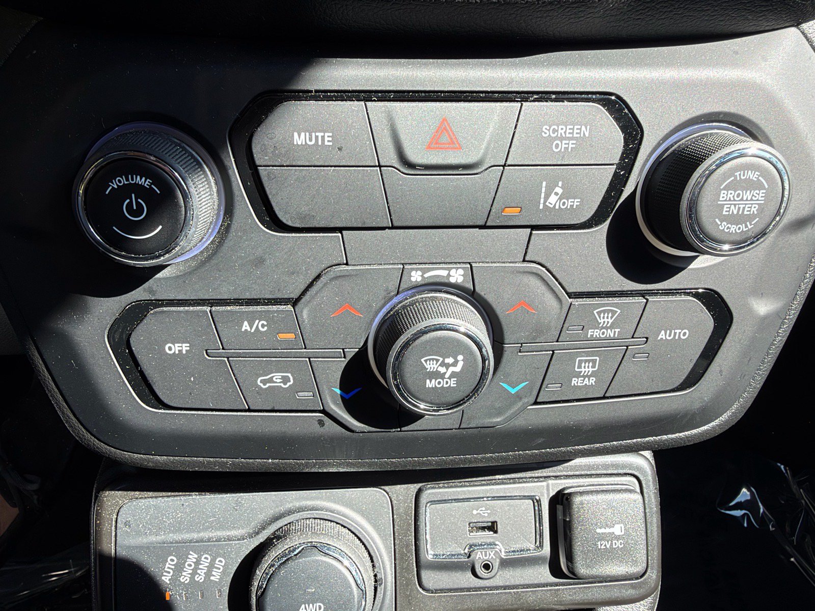 Used 2023 Jeep Renegade Latitude w/ Premium Group AWD/4WD image 34