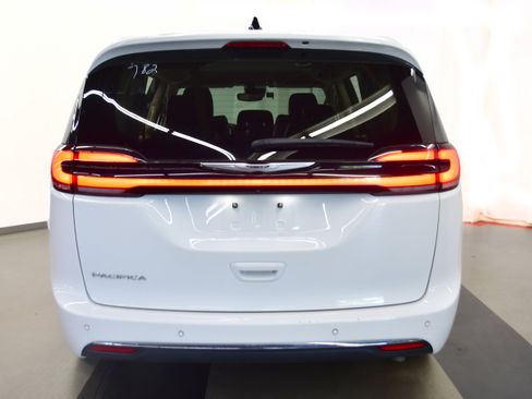 Used 2024 Chrysler Pacifica Touring-L FWD image 6