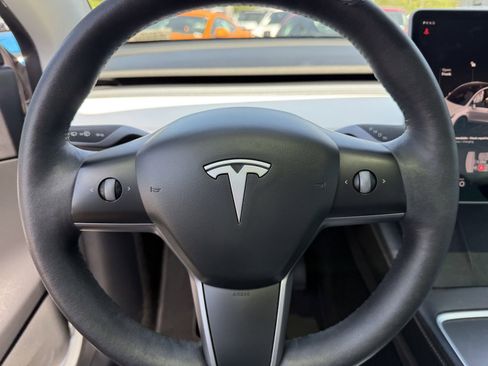 Used 2022 Tesla Model Y Long Range AWD/4WD image 32