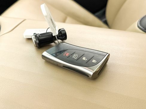 Used 2020 Lexus ES 300h w/ Premium Package image 34