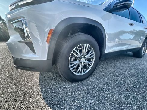 Used 2025 Chevrolet Traverse LT image 32